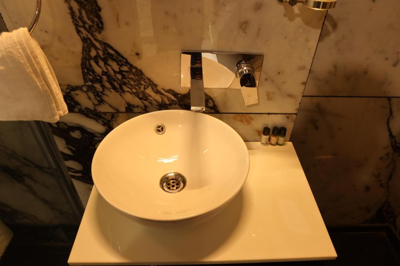 Vaabi Saabi Hotel Γκουργκάον Εξωτερικό φωτογραφία